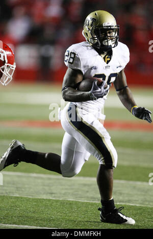 16 octobre 2009, Piscataway, New Jersey : Pittsburgh suivi verso Dion Lewis # 28 se précipite la balle en action de jeu au cours de la première moitié de jouer de la NCAA football match entre les Pittsburgh Panthers et le Rutgers Scarlet Knights a joué à la Rutgers Stadium à Piscataway, New Jersey. (Crédit Image : © Global/ZUMApress.com) Southcreek Banque D'Images