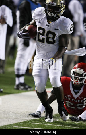 16 octobre 2009, Piscataway, New Jersey : Pittsburgh suivi verso Dion Lewis # 28 se précipite la balle en action de jeu au cours de la première moitié de jouer de la NCAA football match entre les Pittsburgh Panthers et le Rutgers Scarlet Knights a joué à la Rutgers Stadium à Piscataway, New Jersey. (Crédit Image : © Global/ZUMApress.com) Southcreek Banque D'Images