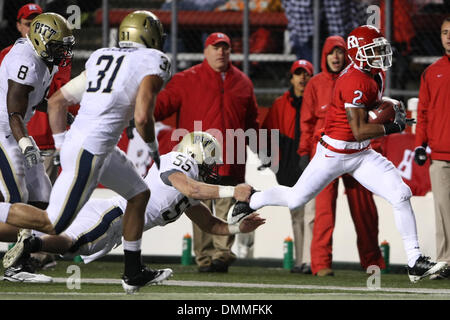 16 octobre 2009, Piscataway, New Jersey : Rutgers quarterback Tom Savage # 7 se précipite la balle en action de jeu au cours de la première moitié de jouer de la NCAA football match entre les Pittsburgh Panthers et le Rutgers Scarlet Knights a joué à la Rutgers Stadium à Piscataway, New Jersey. (Crédit Image : © Global/ZUMApress.com) Southcreek Banque D'Images