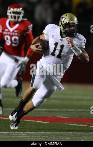 16 octobre 2009, Piscataway, New Jersey : Pittsburgh quarterback Bill Stull # 11 se précipite la balle en action de jeu au cours de la première moitié de jouer de la NCAA football match entre les Pittsburgh Panthers et le Rutgers Scarlet Knights a joué à la Rutgers Stadium à Piscataway, New Jersey. (Crédit Image : © Global/ZUMApress.com) Southcreek Banque D'Images