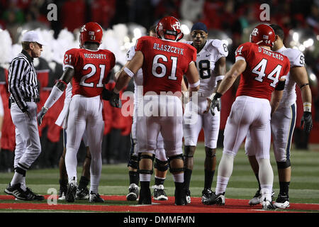 16 octobre 2009, Piscataway, New Jersey : Capitaines réunit au milieu de terrain pour le tirage au sort avant l'action de jeu au cours de la première moitié de jouer de la NCAA football match entre les Pittsburgh Panthers et le Rutgers Scarlet Knights a joué à la Rutgers Stadium à Piscataway, New Jersey. (Crédit Image : © Global/ZUMApress.com) Southcreek Banque D'Images