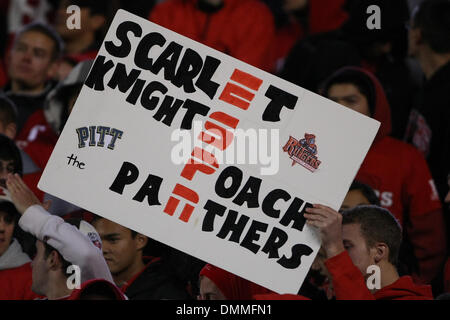 16 octobre 2009, Piscataway, New Jersey : Fans soutenant le jeu présenté sur ESPN durant la première moitié de jouer de la NCAA football match entre les Pittsburgh Panthers et le Rutgers Scarlet Knights a joué à la Rutgers Stadium à Piscataway, New Jersey. (Crédit Image : © Global/ZUMApress.com) Southcreek Banque D'Images