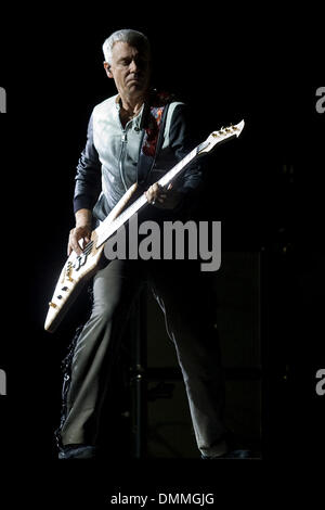 20 octobre 2009 - Phoenix, Arizona, États-Unis d'Amérique - guitariste Adam Clayton du groupe de rock irlandais U2 effectue sur scène à l'Université de Phoenix Stadium à Phoenix, Arizona pendant leur degré 2009360 tournée nord-américaine. (Crédit Image : © inférieur gène/global/ZUMApress.com) Southcreek Banque D'Images