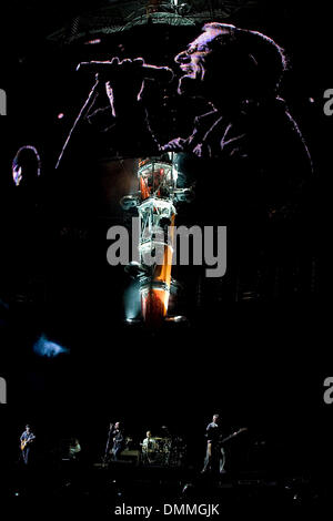 20 octobre 2009 - Phoenix, Arizona, États-Unis d'Amérique - superstars Musique U2 en concert sur scène, mené par le chanteur Bono, à l'University of Phoenix Stadium à Phoenix, Arizona pendant leur degré 2009360 tournée nord-américaine. (Crédit Image : © inférieur gène/global/ZUMApress.com) Southcreek Banque D'Images