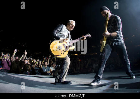 20 octobre 2009 - Phoenix, Arizona, États-Unis d'Amérique - guitaristes le bord et Adam Clayton du groupe de rock irlandais U2 en concert sur la scène du Stade de l'Université de Phoenix à Phoenix, Arizona pendant leur degré 2009360 tournée nord-américaine. (Crédit Image : © inférieur gène/global/ZUMApress.com) Southcreek Banque D'Images