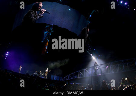 20 octobre 2009 - Phoenix, Arizona, États-Unis d'Amérique - superstars Musique U2 en concert sur scène, mené par le chanteur Bono, à l'University of Phoenix Stadium à Phoenix, Arizona pendant leur degré 2009360 tournée nord-américaine. (Crédit Image : © inférieur gène/global/ZUMApress.com) Southcreek Banque D'Images