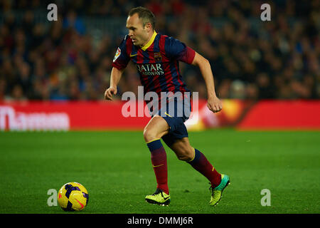 Barcelone, Espagne. 14 décembre 2013. Andres Iniesta (FC Barcelone), au cours de la Liga match de football entre le FC Barcelone et Villarreal CF, au Camp Nou à Barcelone, Espagne, Samedi, Décembre 14, 2013. Foto : S.Lau : dpa Crédit photo alliance/Alamy Live News Banque D'Images