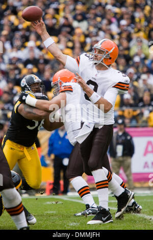 18 Octobre 2009 : Cleveland Browns quarterback Derek Anderson (3) jette une note au cours de la NFL football match entre les Browns de Cleveland et Pittsburgh Steelers au Heinz Field de Pittsburgh, Pennsylvanie. Les Steelers défait les Browns 27-14. Crédit obligatoire - Frank Jansky / Southcreek Global Media. (Crédit Image : © Global/ZUMApress.com) Southcreek Banque D'Images
