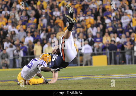 24 Octobre 2009 : Auburn tight end, # 5 Tommy Trott, est descendu par LSU arrière défensif, # 15 Brandon Taylor, samedi soir au cours du duel entre l'Ouest SEC Auburn Tigers et les Tigres de LSU. LSU allait gagner le match 31-10....crédit obligatoire : Stacy Revere / Southcreek Global (Image Crédit : © Southcreek/ZUMApress.com) mondial Banque D'Images