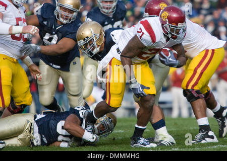 17 Octobre 2009 : USC Trojans Allen running back Bradford (21) s'exécute avec le football au cours de la NCAA college football match entre l'USC Trojans et la Notre Dame Fighting Irish au stade Notre-dame dans Notre Dame, Indiana. Les Troyens battre les combats 34-27 irlandais..Crédit obligatoire : Frank Jansky / Southcreek Global (Image Crédit : © Southcreek/ZUMApress.com) mondial Banque D'Images