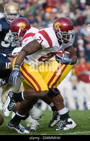 17 Octobre 2009 : USC Trojans Allen running back Bradford (21) s'exécute avec le football au cours de la NCAA college football match entre l'USC Trojans et la Notre Dame Fighting Irish au stade Notre-dame dans Notre Dame, Indiana. Les Troyens battre les combats 34-27 irlandais..Crédit obligatoire : Frank Jansky / Southcreek Global (Image Crédit : © Southcreek/ZUMApress.com) mondial Banque D'Images