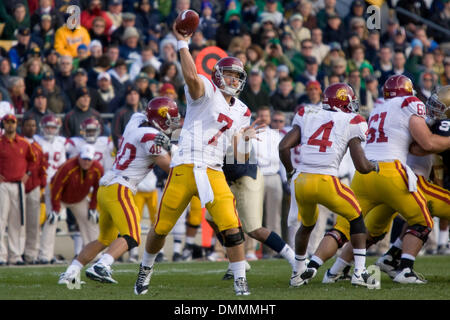 17 Octobre 2009 : l'USC Trojans Quarterback Matt Barkley (7) jette une note au cours de la NCAA college football match entre l'USC Trojans et la Notre Dame Fighting Irish au stade Notre-dame dans Notre Dame, Indiana. Les Troyens battre les combats 34-27 irlandais..Crédit obligatoire : Frank Jansky / Southcreek Global (Image Crédit : © Southcreek/ZUMApress.com) mondial Banque D'Images