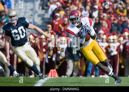 17 Octobre 2009 : USC Trojans John Manoogian (18) s'exécute avec le football au cours de la NCAA college football match entre l'USC Trojans et la Notre Dame Fighting Irish au stade Notre-dame dans Notre Dame, Indiana. Les Troyens battre les combats 34-27 irlandais..Crédit obligatoire : Frank Jansky / Southcreek Global (Image Crédit : © Southcreek/ZUMApress.com) mondial Banque D'Images