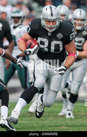 18 Octobre 2009 : des Raiders d'Oakland Zach Miller (80) au cours de l'action de jeu le dimanche à l'Oakland Coliseum à Oakland, Californie l'Oakland Raiders défait les Philadelphia Eagles 13-9. Crédit obligatoire - Konstandinos Goumenidis / Southcreek Global Media. (Crédit Image : © Global/ZUMApress.com) Southcreek Banque D'Images