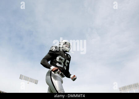 18 Octobre 2009 : Oakland Raiders' Greg Ellis (99) tient le terrain au cours d'action de jeu le dimanche à l'Oakland Coliseum à Oakland, Californie l'Oakland Raiders défait les Philadelphia Eagles 13-9. Crédit obligatoire - Konstandinos Goumenidis / Southcreek Global Media. (Crédit Image : © Global/ZUMApress.com) Southcreek Banque D'Images