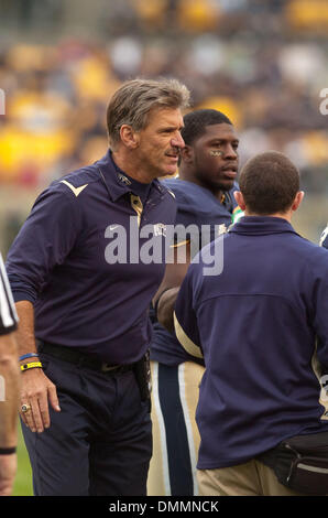 24 Octobre 2009 : Pittsburgh Panthers l'entraîneur-chef Dave Wanntstedt dans un match contre les Bulls de la Floride du Sud au stade Heinz Field de Pittsburgh, PA. Pittsburgh a gagné le match 41-14. Crédit obligatoire : Mark Konezny / Southcreek Global. (Crédit Image : © Global/ZUMApress.com) Southcreek Banque D'Images