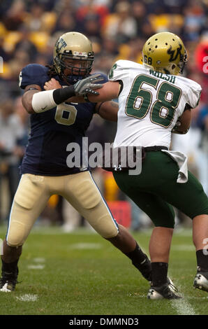 24 Octobre 2009 : Pittsburgh Panthers linebacker Steve Dell (6) le mélange jusqu'à South Florida Bulls long snapper Michael Walsh (68) dans un match au stade Heinz Field de Pittsburgh, PA. Pittsburgh a gagné le match 41-14. Crédit obligatoire : Mark Konezny / Southcreek Global. (Crédit Image : © Global/ZUMApress.com) Southcreek Banque D'Images