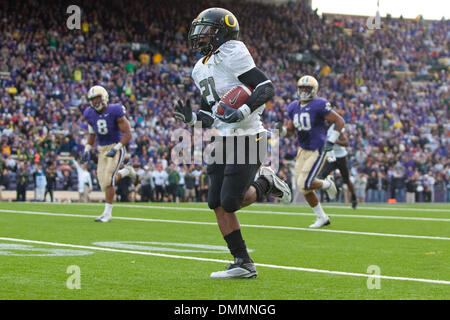 24 Octobre 2009 : l'Oregon d'utiliser de nouveau LaMichael James court pour un touché dans le jeu entre le # 11 de l'Oregon et le rang des canards des Huskies de Washington qui se joue au stade Husky à Seattle, WA...crédit obligatoire : Andrew Fredrickson / Southcreek Global (Image Crédit : © Southcreek/ZUMApress.com) mondial Banque D'Images