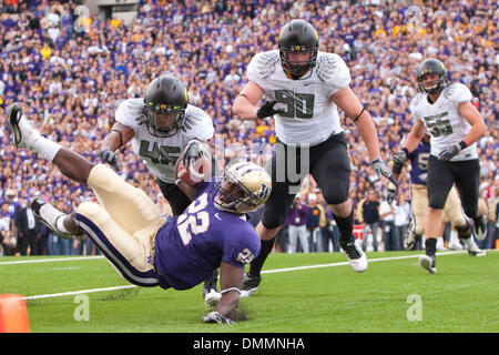 24 Octobre 2009 : Washington d'utiliser de nouveau Demitrius (22) Bronson descend à la 4 après avoir été yardline chase par Oregon secondeur Michael Clay (46), l'Oregon attaquer défensive Blake Ferras (90), et de l'Oregon de secondeur Casey Matthews (55) dans le match entre le # 11 de l'Oregon et le rang des canards des Huskies de Washington qui se joue au stade Husky à Seattle, WA...crédit obligatoire : Andrew Fr Banque D'Images