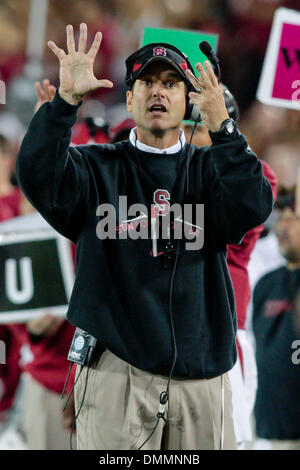 24 Octobre 2009 : l'entraîneur-chef Jim Stanford Harbaugh au cours de l'action de jeu, samedi au stade de Stanford, Foster Field. Le Stanford Cardinaux défait les Arizona State Sun Devils 33-14. Crédit obligatoire - Konstandinos Goumenidis / Southcreek Global Media. (Crédit Image : © Global/ZUMApress.com) Southcreek Banque D'Images