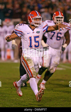 24 Octobre 2009 : Tim Tebow (15) publie une note au cours de la seconde moitié action dans le jeu entre le Mississippi State Bulldogs hébergeant les Gators de la Floride. Les Gators de Floride a défait le Mississippi State Bulldogs 29-19..Crédit obligatoire : Epicéa Derden / Southcreek Global (Image Crédit : © Southcreek/ZUMApress.com) mondial Banque D'Images