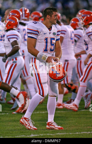 24 Octobre 2009 : Tim Tebow (15) sourit en préparation pour le jeu au cours de l'échauffement d'avant match dans le match entre le Mississippi State Bulldogs hébergeant les Gators de la Floride. Les Gators de Floride mènent à la moitié 13-10..Crédit obligatoire : Epicéa Derden / Southcreek Global (Image Crédit : © Southcreek/ZUMApress.com) mondial Banque D'Images