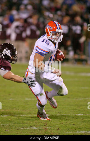 24 Octobre 2009 : Tim Tebow (15) arrondit l'angle passé un bouledogue humains au cours de la première moitié action dans le jeu entre le Mississippi State Bulldogs hébergeant les Gators de la Floride. Les Gators de Floride mènent à la moitié 13-10..Crédit obligatoire : Epicéa Derden / Southcreek Global (Image Crédit : © Southcreek/ZUMApress.com) mondial Banque D'Images