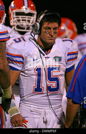 24 Octobre 2009 : Tim Tebow (15) reçoit les instructions de l'entraîneur sur la touche pendant la première moitié action dans le jeu entre le Mississippi State Bulldogs hébergeant les Gators de la Floride. Les Gators de Floride mènent à la moitié 13-10..Crédit obligatoire : Epicéa Derden / Southcreek Global (Image Crédit : © Southcreek/ZUMApress.com) mondial Banque D'Images