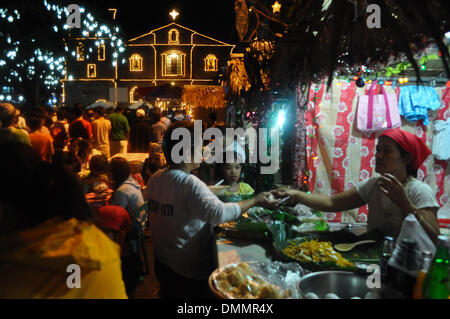 Manille, Philippines. 14Th Dec 2013. Manille, Philippines - Église de festivaliers profiter de la cale qui sont situées à l'intérieur de l'église composé comme ils assistent à la première aube traditionnel ou de masse ''imbang Gabi'' à la Paroisse Saint-Joseph à Las Pinas city, au sud de Manille, l'aube de Lundi, 16 décembre 2013. Les catholiques profiter de différentes spécialités Philippines après avoir entendu la messe dans le cadre de traditions de Noël Philippines.Photo : George Calvelo/NurPhoto crédit : George Calvelo/NurPhoto ZUMAPRESS.com/Alamy/Live News Banque D'Images