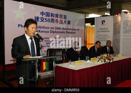 Nairobi, Kenya. 14Th Dec 2013. Yuan Bingzhong (L), directeur général de l'agence de presse Xinhua Bureau de la région de l'Afrique, s'adresse à la cérémonie d'ouverture de l'exposition photo sur la 50e anniversaire de China-Kenya rapport diplomatique à Nairobi, Kenya, le 16 décembre 2013. Les sept jours d'exposition qui a démarré lundi, affiche 75 photos de 1963 à 2013 prises par les photographes de l'agence de presse Xinhua comme un enregistrement complet de la coopération bilatérale entre la Chine et le Kenya. © Li Jing/Xinhua/Alamy Live News Banque D'Images