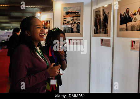 Nairobi, Kenya. 14Th Dec 2013. Regardez l'auditoire photos durant l'exposition de photos sur la 50e anniversaire de China-Kenya rapport diplomatique à Nairobi, Kenya, le 16 décembre 2013. Les sept jours d'exposition qui a démarré lundi, affiche 75 photos de 1963 à 2013 prises par les photographes de l'agence de presse Xinhua comme un enregistrement complet de la coopération bilatérale entre la Chine et le Kenya. © Li Jing/Xinhua/Alamy Live News Banque D'Images