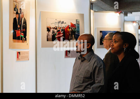 Nairobi, Kenya. 14Th Dec 2013. Regardez l'auditoire photos durant l'exposition de photos sur le 50e anniversaire de China-Kenya rapport diplomatique à Nairobi, Kenya, le 16 décembre 2013. Les sept jours d'exposition qui a démarré lundi, affiche 75 photos de 1963 à 2013 prises par les photographes de l'agence de presse Xinhua comme un enregistrement complet de la coopération bilatérale entre la Chine et le Kenya. © Li Jing/Xinhua/Alamy Live News Banque D'Images