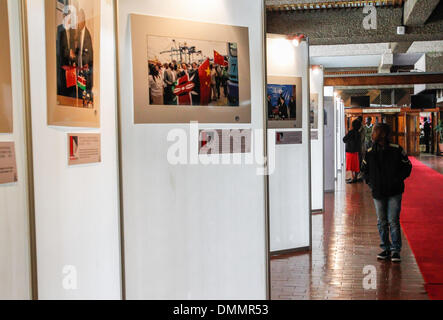 Nairobi, Kenya. 14Th Dec 2013. Regardez l'auditoire photos durant l'exposition de photos sur la 50e anniversaire de China-Kenya rapport diplomatique à Nairobi, Kenya, le 16 décembre 2013. Les sept jours d'exposition qui a démarré lundi, affiche 75 photos de 1963 à 2013 prises par les photographes de l'agence de presse Xinhua comme un enregistrement complet de la coopération bilatérale entre la Chine et le Kenya. © Li Jing/Xinhua/Alamy Live News Banque D'Images