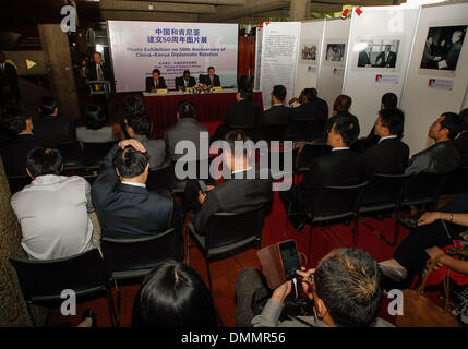 Nairobi. 14Th Dec 2013. Photos prises le 16 décembre 2013 montre la cérémonie d'ouverture de l'exposition photo sur la 50e anniversaire de China-Kenya rapport diplomatique à Nairobi, au Kenya. Les sept jours d'exposition qui a démarré lundi, affiche 75 photos de 1963 à 2013 prises par les photographes de l'agence de presse Xinhua comme un enregistrement complet de la coopération bilatérale entre la Chine et le Kenya. © Li Jing/Xinhua/Alamy Live News Banque D'Images