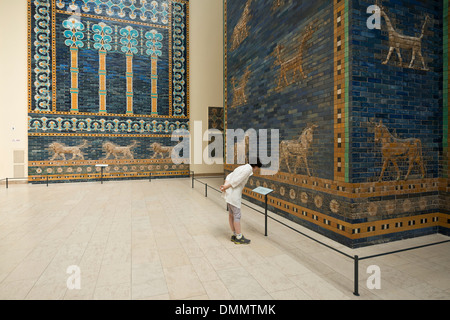 Berlin. L'Allemagne. Reconstruction de la porte d'Ishtar Pergamon Museum. Banque D'Images