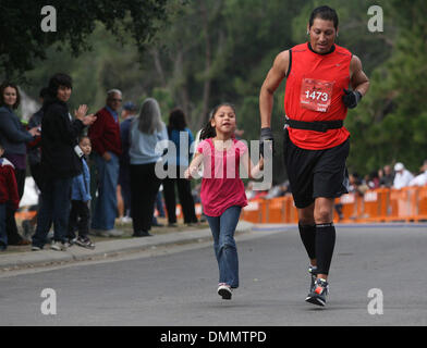 FRESNO, CA. 11/8/9 de la ZFE de MTD FILLE MARATHON John Mexicano de Tulare, droite, est accompagné par sa fille Alyssa Mexicano, 6, tel qu'il s'approche de la ligne d'arrivée du marathon de l'Eye-Q Deux villes & Demi-marathon le dimanche, Novembre 8, 2009. ERIC PAUL ZAMORA-LE FRESNO BEE (crédit Image : © Fresno Bee/ZUMApress.com) Banque D'Images