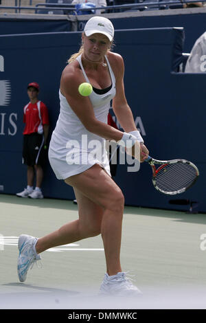 21 Août 2009 : la Russie Vera Dushevina et Anastasia Rodionova dans un match qu'ils ont perdu en deux sets de l'USA de Liezel Huber et double son coéquipier Cara Black du Zimbabwe lors de la Women's Tennis Coupe Rogers a joué au Centre Rexall, à l'Université York à Toronto, ON. (Crédit Image : © Global/ZUMApress.com) Southcreek Banque D'Images