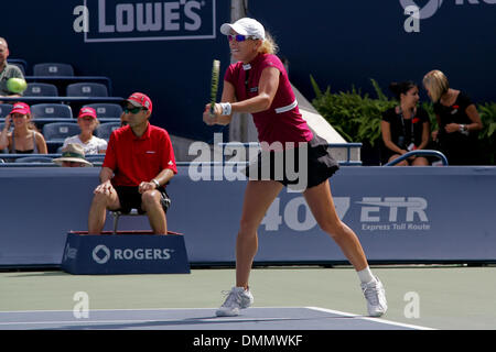 21 Août 2009 : la Russie Vera Dushevina et Anastasia Rodionova dans un match qu'ils ont perdu en deux sets de l'USA de Liezel Huber et double son coéquipier Cara Black du Zimbabwe lors de la Women's Tennis Coupe Rogers a joué au Centre Rexall, à l'Université York à Toronto, ON. (Crédit Image : © Global/ZUMApress.com) Southcreek Banque D'Images