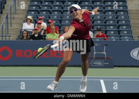 21 Août 2009 : la Russie Vera Dushevina et Anastasia Rodionova dans un match qu'ils ont perdu en deux sets de l'USA de Liezel Huber et double son coéquipier Cara Black du Zimbabwe lors de la Women's Tennis Coupe Rogers a joué au Centre Rexall, à l'Université York à Toronto, ON. (Crédit Image : © Global/ZUMApress.com) Southcreek Banque D'Images