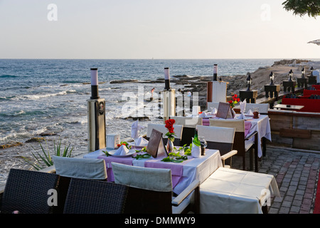 La Turquie, Side, jeté les tables d'un restaurant sur le front de mer Banque D'Images