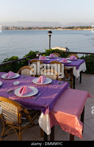 La Turquie, Side, jeté les tables d'un restaurant sur le front de mer Banque D'Images
