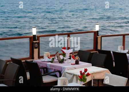 La Turquie, Side, jeté les tables d'un restaurant sur le front de mer Banque D'Images