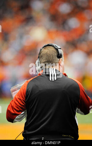 31 octobre 2009 : Cincinnati L'entraîneur-chef Brian Kelly donne sur le terrain alors que son équipe joue Syracuse. L'Université de Cincinnati Bearcats a défait l'Université de Syracuse 28-7 à l'Orange Carrier Dome à Syracuse, New York.(Image Crédit : © Alan Schwartz/Cal Sport Media/ZUMA Press) Banque D'Images