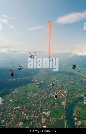 Parachutiste avec tube d'air colorés est plongée dans le bleu du ciel. Certains amis de pontage sont voler autour du tube d'air et d'avoir du plaisir. Banque D'Images