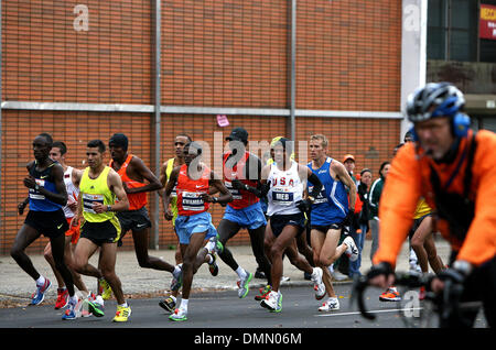 Nov 01, 2009 - New York, New York, USA - Plus de 40 000 coureurs s'exécuter dans le Marathon de New York en 2009. (Crédit Image : © Mehmet Demirci/ZUMA Press) Banque D'Images