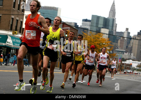 Nov 01, 2009 - New York, New York, USA - Plus de 40 000 coureurs s'exécuter dans le Marathon de New York en 2009. (Crédit Image : © Mehmet Demirci/ZUMA Press) Banque D'Images