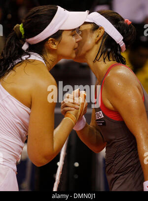 Nov 07, 2009 - Nusa Dua, Bali, Indonésie - Haut-tête de MARION BARTOLI (gauche) de la France serre la main avec son adversaire de KIMIKO DATE KRUMM japonais (à droite) après la demi-finale match de tennis tournament Commonwealth Bank WTA Tour 2009.Bartoli a gagné par le score 6-1, 6-3 et elle a été confirmé pour le tour final. Le tournoi se déroulera du 4 au 8 novembre 2009. (Crédit Image : © Banque D'Images