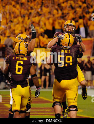 7 novembre 2009 : Arizona State wide receiver Chris McGaha (13) et Arizona State offensive ligne Jon Hargis (59) en action lors d'un match de football entre les NCAA Arizona State Sun Devils de l'université et de l'USC Trojans au Sun Devil Stadium de Tempe, Arizona, remporté par les Trojans, 14-9.(Image Crédit : © Max Simbron/Cal/ZUMApress.com) Media Sport Banque D'Images