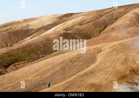 Randonneur sur le chemin de Skogar à Landmannalaugar, Islande Banque D'Images