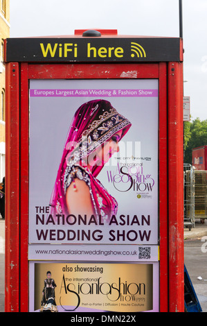 Une publicité pour le mariage asiatique montre sur une cabine téléphonique à Whitechapel, Londres. Banque D'Images